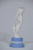 Figurine - Wedgwood, Leda & Swan, Lady and Swan on plinth, H 25cm - 2