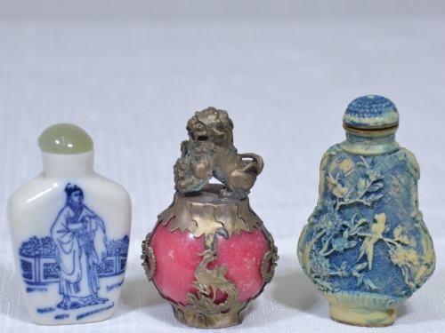 Asian x 2 - Chinese snuff bottles x 2 and foo weight x 1