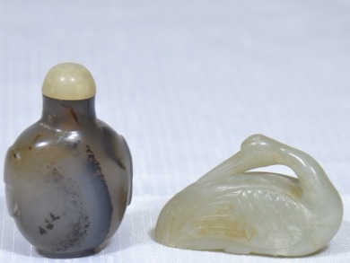 Asian - 2 Asian antiques (1 x sitting Jade crane and 1 x carved agate)