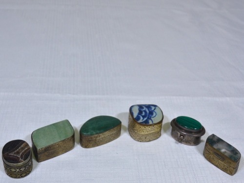 Jewellery - 6 x small keep safe boxes with stone lids, some silver.