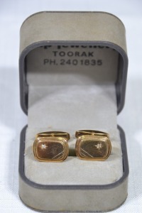 Jewellery - 9 k Gold cufflinks with inset diamond, 6g.