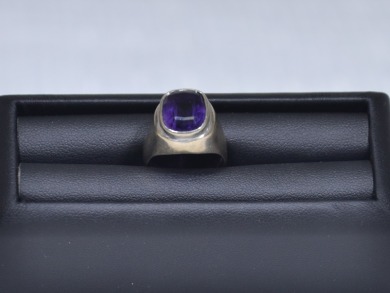 Jewellery - White gold band with amethyst stone