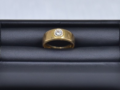 Jewellery - Gold ring with Diamond as tested, stamped 18 K, 9.6grams