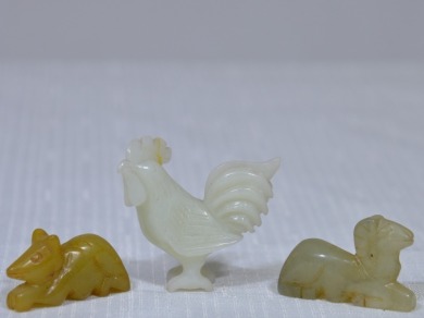 Asian - Jade carved animals x3, Hen has a repair to comb.