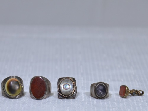 Jewellery x 5 - Men's tribal rings x4 plus a small gold-toned seal