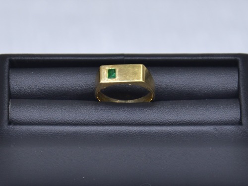 Jewellery - Gents Gold Band with precious stone, stamped 750, 6.1grams