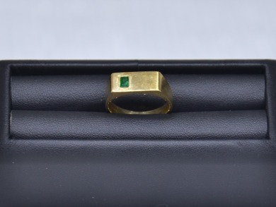 Jewellery - Gents Gold Band with precious stone, stamped 750, 6.1grams