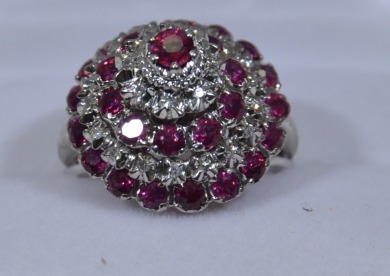 Jewellery - 18 K White gold lady's cocktail kinetic ring with synthetic rubies and sapphires 9.05g (total weight)