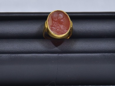 Jewellery - Gold intaglio ring with lady carnelian unmarked tested as 9K gold, 5.6g