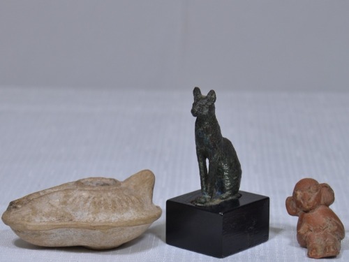 Ancient History items x3 - 1x Small Egyptian Bronze cat with Graham Geddes receipt, 1x Roman Terracotta Oil lamp, 1x Roman Terracotta Animal figurine.