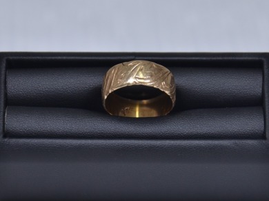 Jewellery - Engraved gold gentleman's ring tested as 10 K gold unmarked 6.5grams