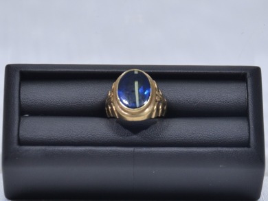 Jewellery - Ring with blue stone tested 9 K gold unmarked with synthetic sapphire