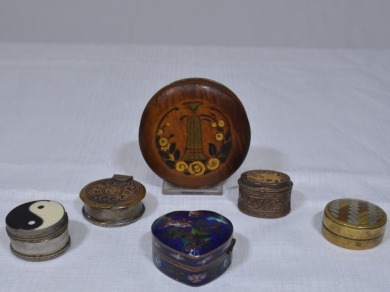 Jewellery - Pill and trinket boxes in mixed materials x6.