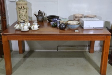 Furniture - Meranti extension table, 1800 x 1050 cm. Contents in photo on table auction separately.