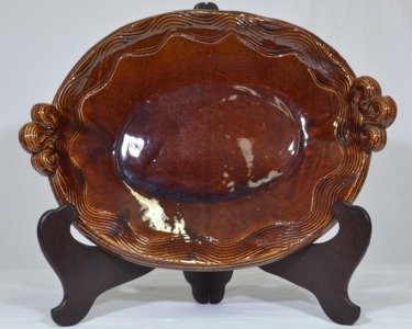 Pottery - Richly glazed serving platter with wooden stand unknown origin, D 48cm