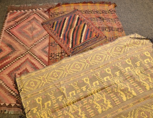 Textile x 4 - A selection of rugs and throws