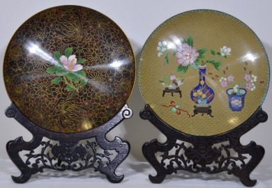 Art x 2 - Chinese cloisonne plates on stands. D 26 cm.