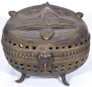 Box - Hinged cast bronze box with cat face, hand crafted in India. 45 cm.