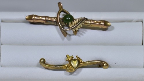 Jewellery - 2 x gold bar brooches: 1x Horse shoe and green stone 1x heart shape motif, Stamped 9 K, 3.7grams