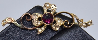 Jewellery - Gold, seed pearls and ruby bar brooch, Stamped 9 K, 1.9grams