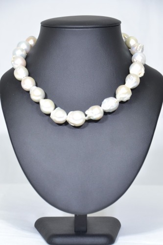 Jewellery - Strand of baroque pearls