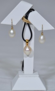 Jewellery - Pair of pearl earrings and matching pearl pendant with 18ct gold fittings