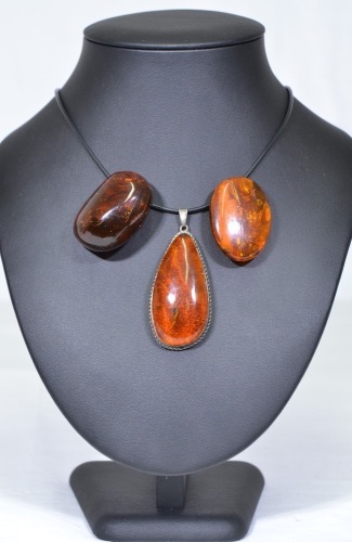 Jewellery - 2 brooches and 1 pendant incl. 1x Cherry amber brooch, 1x Baltic amber brooch and pendant.