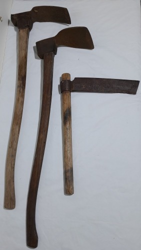 Group lot of tools x 3 - Braids hay knife and 2 x ads