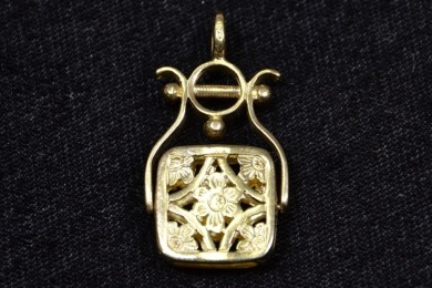 Jewellery - Gold Fob Spinner - Marked 9kt gold. Weighs 6.49g