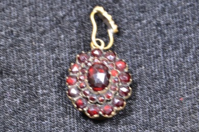 Jewellery - Mourning Pendent - Gilded Silver with Garnet