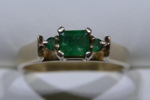 Jewellery - Ring - Emerald x3, N, Marked 9kt, weighs 3.25g