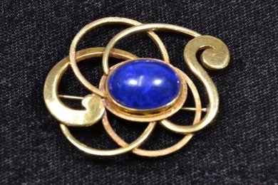 Jewellery - Brooch - Art Nouveau style featuring a lapis mounting in gold. Tested 9kt, weighs 12.1 grams