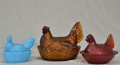 Collectable Glass - 3 x Art glass hens on nest,