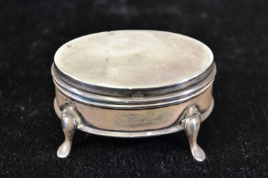 Silver Dressing table item - small jewellery box with queen Ann style legs, Hallmarked silver. Weighs 27g.