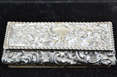 Silver Dressing table item - Trinket box with elaborate design, Hallmarked silver. Weighs 79g.