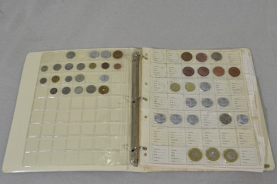 Numis tics - Album - Beginners Album with approx. 100 international coins including 1889 British Crown