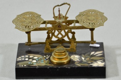 Postal Scales with weights - Brass scale with decorative marble base with Australiana inlay. Width 18cm