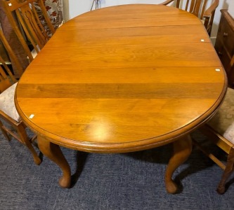 Furniture - Queensland Maple two leaf extension table with 5 chair including carver. Missing winder