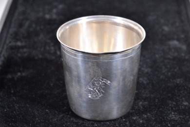 Silver - Beaker/ Goblet, Engraved Family Crest - English Hallmarks, W 114g