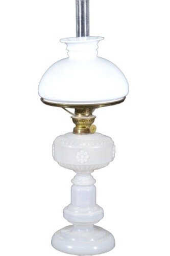 Kerosene Lamp - Milk Glass - Banquet lamp