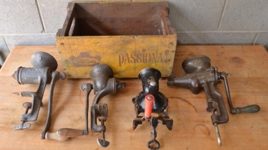 Box lot - Kitchen grinders and juicers