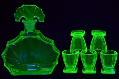 Uranium Glass - Art-Deco Decanter and 5 x Glasses