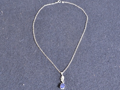 Jewellery - 9ct White gold necklace w/ Diamonds and Saphire