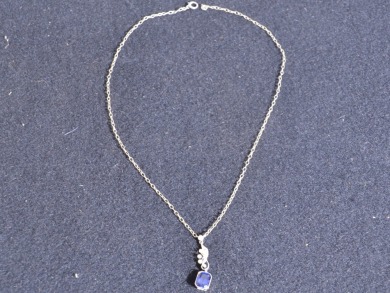 Jewellery - 9ct White gold necklace w/ Diamonds and Saphire